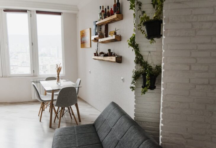 Offenes Regal als Raumteiler: Stabil planen, sicher verankern und wohnlich zonieren (Wohnzimmer, Home Office, 20 bis 35 m2)