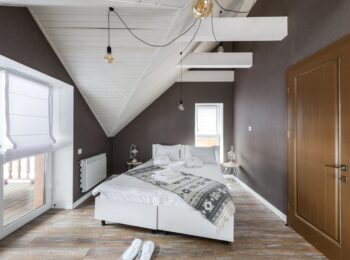 Hitzeschutz in der Dachwohnung: Innenliegende Lösungen, die wirklich kühlen (ohne Klimaanlage)