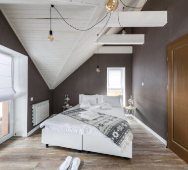 Hitzeschutz in der Dachwohnung: Innenliegende Lösungen, die wirklich kühlen (ohne Klimaanlage)