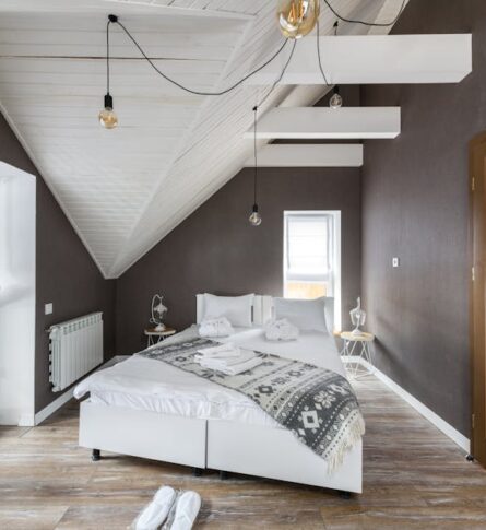 Hitzeschutz in der Dachwohnung: Innenliegende Lösungen, die wirklich kühlen (ohne Klimaanlage)