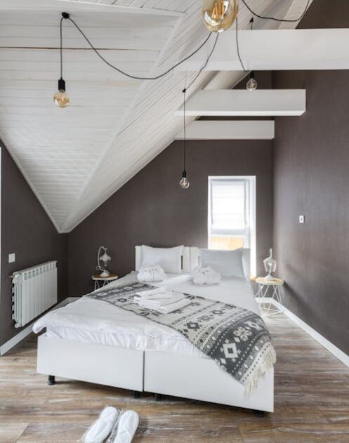 Hitzeschutz in der Dachwohnung: Innenliegende Lösungen, die wirklich kühlen (ohne Klimaanlage)