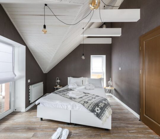 Hitzeschutz in der Dachwohnung: Innenliegende Lösungen, die wirklich kühlen (ohne Klimaanlage)