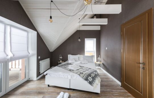 Hitzeschutz in der Dachwohnung: Innenliegende Lösungen, die wirklich kühlen (ohne Klimaanlage)