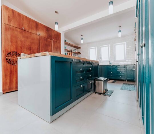 Küche ohne Oberschränke: Stauraum, Dunstabzug und Licht richtig lösen (6 bis 12 m2)