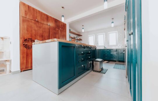 Küche ohne Oberschränke: Stauraum, Dunstabzug und Licht richtig lösen (6 bis 12 m2)