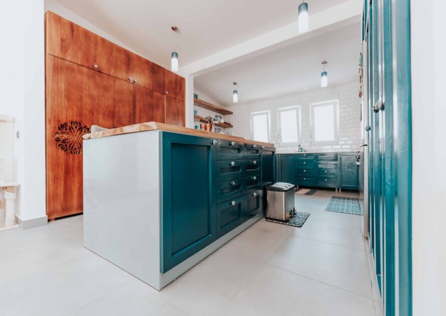 Küche ohne Oberschränke: Stauraum, Dunstabzug und Licht richtig lösen (6 bis 12 m2)