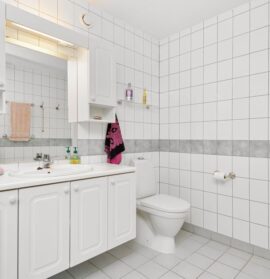 Hängeschrank im Bad nachrüsten: Tragfähig montieren, Leitungen finden, Feuchteschutz und Türen richtig einstellen