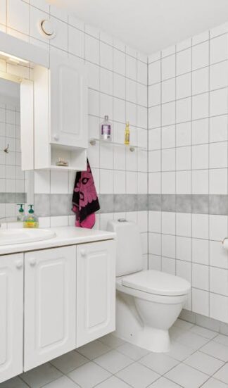 Hängeschrank im Bad nachrüsten: Tragfähig montieren, Leitungen finden, Feuchteschutz und Türen richtig einstellen