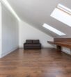 Schrank unter der Dachschräge: Stauraum gewinnen ohne Maßanfertigung (Planung, Befestigung, Türen)
