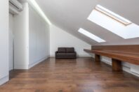 Schrank unter der Dachschräge: Stauraum gewinnen ohne Maßanfertigung (Planung, Befestigung, Türen)
