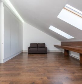 Schrank unter der Dachschräge: Stauraum gewinnen ohne Maßanfertigung (Planung, Befestigung, Türen)