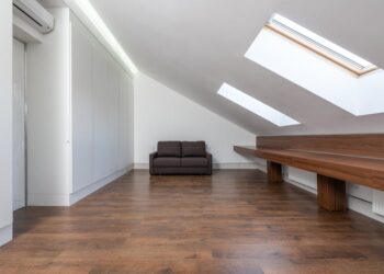 Schrank unter der Dachschräge: Stauraum gewinnen ohne Maßanfertigung (Planung, Befestigung, Türen)