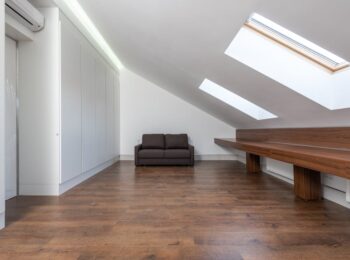 Schrank unter der Dachschräge: Stauraum gewinnen ohne Maßanfertigung (Planung, Befestigung, Türen)