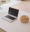 Fensterplatz als Home-Office: Schreibtisch am Fenster einrichten ohne Blendung, Kabelsalat und Kältestress