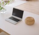 Fensterplatz als Home-Office: Schreibtisch am Fenster einrichten ohne Blendung, Kabelsalat und Kältestress