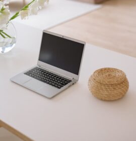 Fensterplatz als Home-Office: Schreibtisch am Fenster einrichten ohne Blendung, Kabelsalat und Kältestress