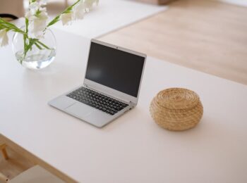 Fensterplatz als Home-Office: Schreibtisch am Fenster einrichten ohne Blendung, Kabelsalat und Kältestress