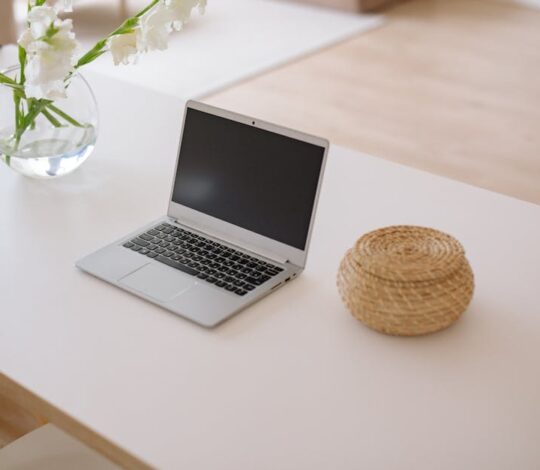 Fensterplatz als Home-Office: Schreibtisch am Fenster einrichten ohne Blendung, Kabelsalat und Kältestress