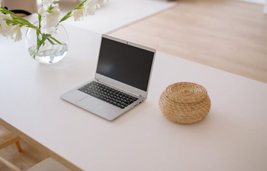 Fensterplatz als Home-Office: Schreibtisch am Fenster einrichten ohne Blendung, Kabelsalat und Kältestress