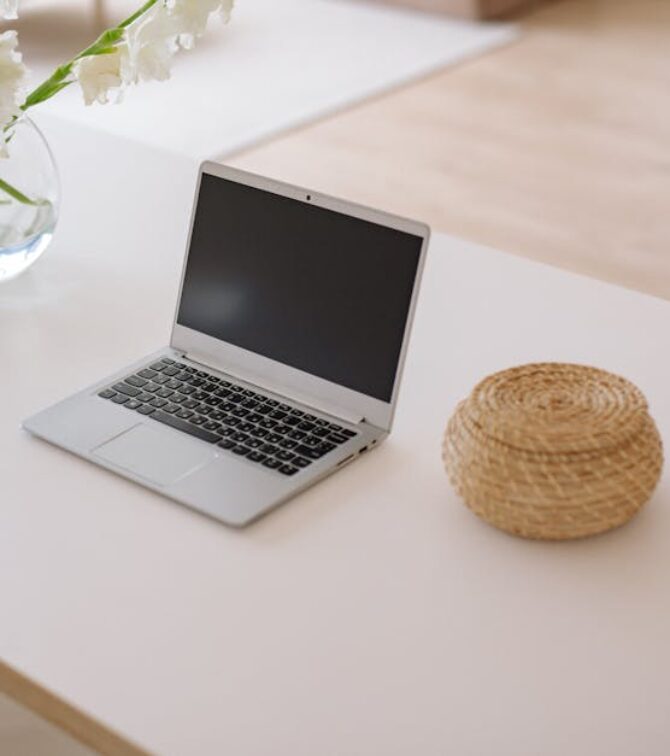 Fensterplatz als Home-Office: Schreibtisch am Fenster einrichten ohne Blendung, Kabelsalat und Kältestress