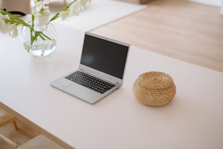 Fensterplatz als Home-Office: Schreibtisch am Fenster einrichten ohne Blendung, Kabelsalat und Kältestress