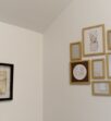 Hochwertige Bilderwand ohne Schiefhängen: Raster, Abstände, Aufhängung und Licht (Wohnzimmer und Flur)