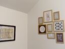Hochwertige Bilderwand ohne Schiefhängen: Raster, Abstände, Aufhängung und Licht (Wohnzimmer und Flur)