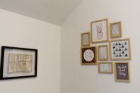 Hochwertige Bilderwand ohne Schiefhängen: Raster, Abstände, Aufhängung und Licht (Wohnzimmer und Flur)