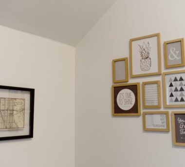 Hochwertige Bilderwand ohne Schiefhängen: Raster, Abstände, Aufhängung und Licht (Wohnzimmer und Flur)