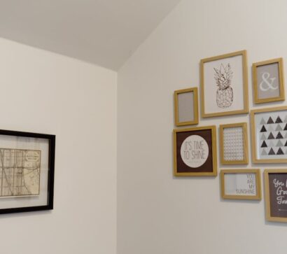Hochwertige Bilderwand ohne Schiefhängen: Raster, Abstände, Aufhängung und Licht (Wohnzimmer und Flur)