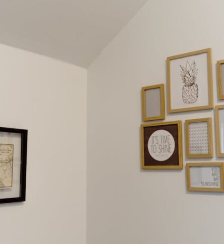 Hochwertige Bilderwand ohne Schiefhängen: Raster, Abstände, Aufhängung und Licht (Wohnzimmer und Flur)