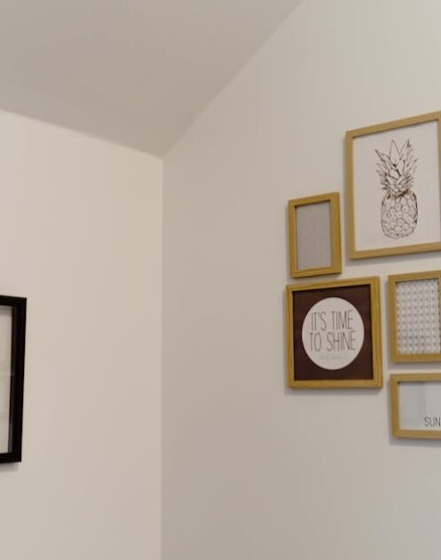 Hochwertige Bilderwand ohne Schiefhängen: Raster, Abstände, Aufhängung und Licht (Wohnzimmer und Flur)