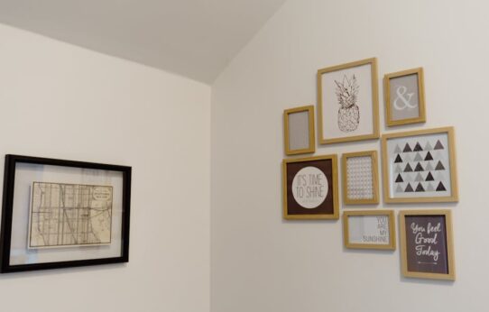 Hochwertige Bilderwand ohne Schiefhängen: Raster, Abstände, Aufhängung und Licht (Wohnzimmer und Flur)