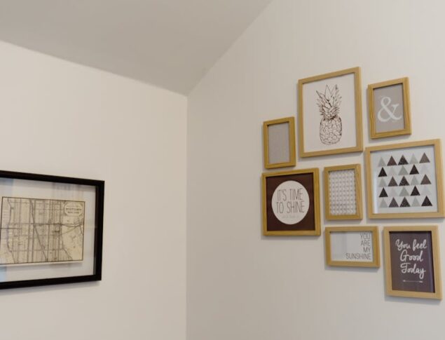 Hochwertige Bilderwand ohne Schiefhängen: Raster, Abstände, Aufhängung und Licht (Wohnzimmer und Flur)