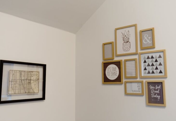 Hochwertige Bilderwand ohne Schiefhängen: Raster, Abstände, Aufhängung und Licht (Wohnzimmer und Flur)