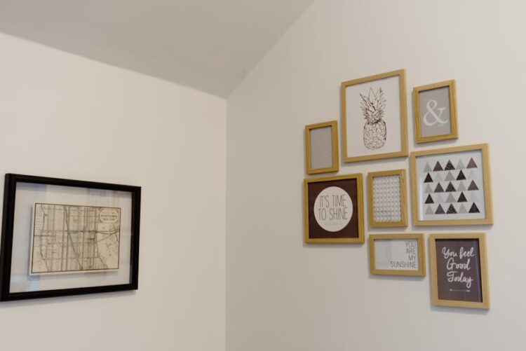 Hochwertige Bilderwand ohne Schiefhängen: Raster, Abstände, Aufhängung und Licht (Wohnzimmer und Flur)