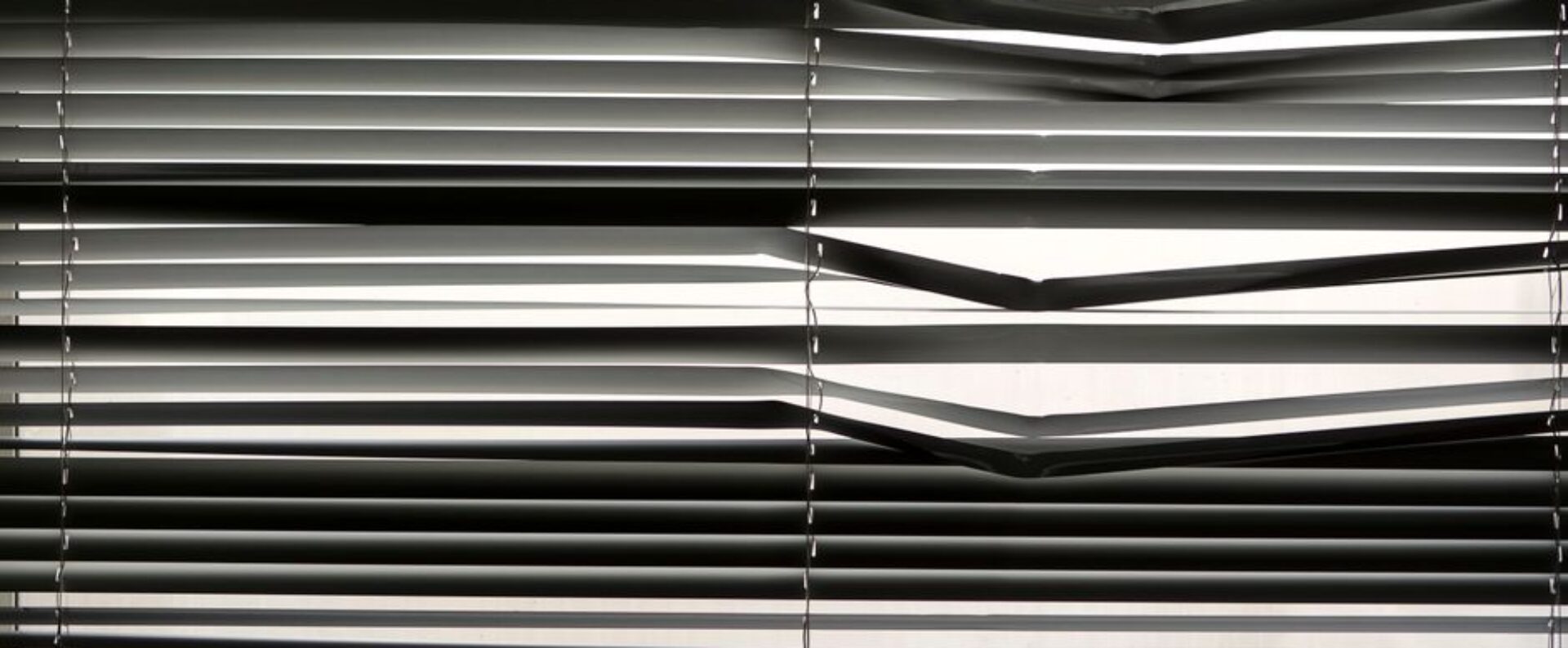Innenjalousien richtig nachrüsten: Sichtschutz, Hitzeschutz und Blendfreiheit ohne Bohren