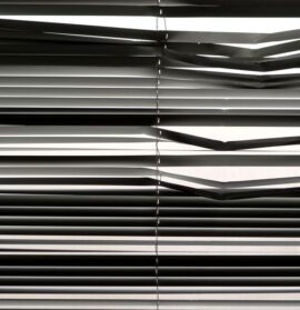 Innenjalousien richtig nachrüsten: Sichtschutz, Hitzeschutz und Blendfreiheit ohne Bohren