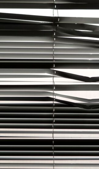 Innenjalousien richtig nachrüsten: Sichtschutz, Hitzeschutz und Blendfreiheit ohne Bohren