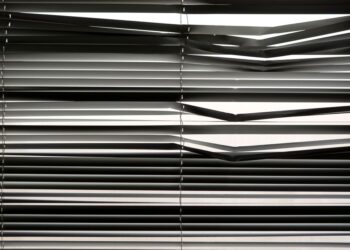 Innenjalousien richtig nachrüsten: Sichtschutz, Hitzeschutz und Blendfreiheit ohne Bohren