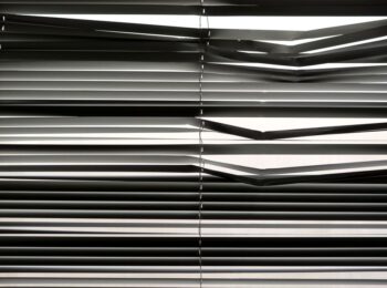 Innenjalousien richtig nachrüsten: Sichtschutz, Hitzeschutz und Blendfreiheit ohne Bohren