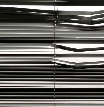 Innenjalousien richtig nachrüsten: Sichtschutz, Hitzeschutz und Blendfreiheit ohne Bohren