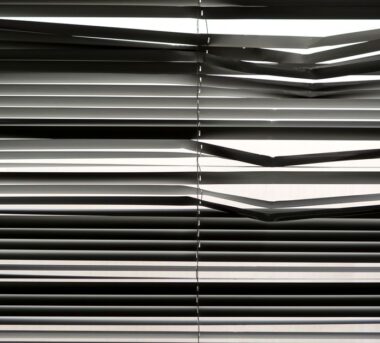 Innenjalousien richtig nachrüsten: Sichtschutz, Hitzeschutz und Blendfreiheit ohne Bohren