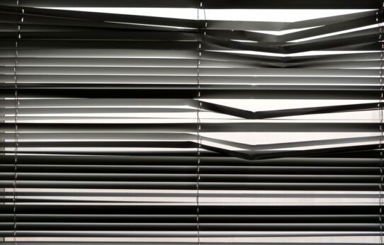 Innenjalousien richtig nachrüsten: Sichtschutz, Hitzeschutz und Blendfreiheit ohne Bohren
