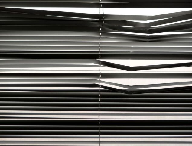 Innenjalousien richtig nachrüsten: Sichtschutz, Hitzeschutz und Blendfreiheit ohne Bohren