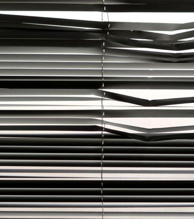 Innenjalousien richtig nachrüsten: Sichtschutz, Hitzeschutz und Blendfreiheit ohne Bohren
