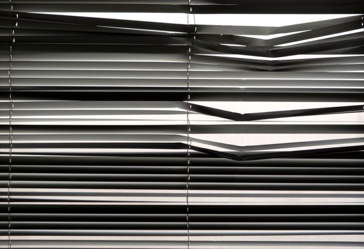 Innenjalousien richtig nachrüsten: Sichtschutz, Hitzeschutz und Blendfreiheit ohne Bohren