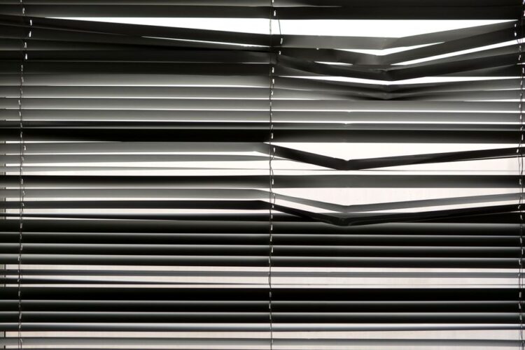 Innenjalousien richtig nachrüsten: Sichtschutz, Hitzeschutz und Blendfreiheit ohne Bohren
