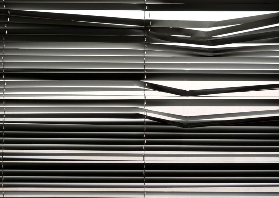 Innenjalousien richtig nachrüsten: Sichtschutz, Hitzeschutz und Blendfreiheit ohne Bohren