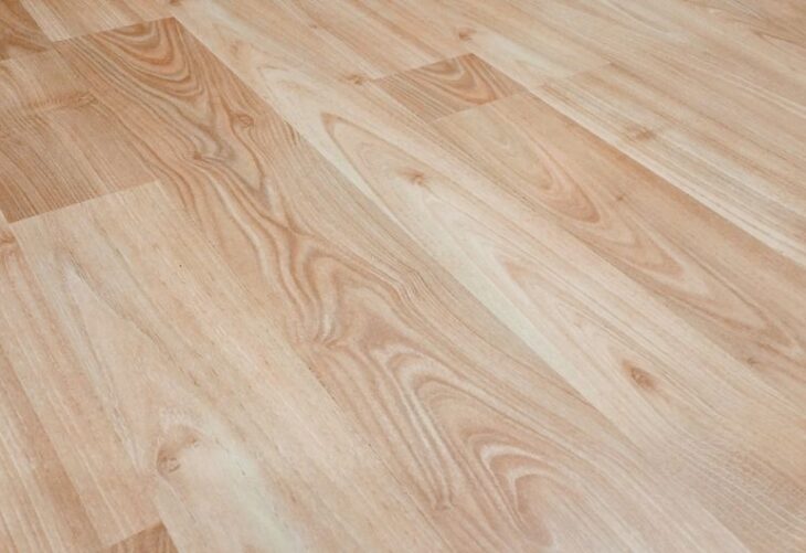 Vinylboden in der Mietwohnung schwimmend verlegen: Kosten, Untergrund, Trittschall und Rückbau sicher planen